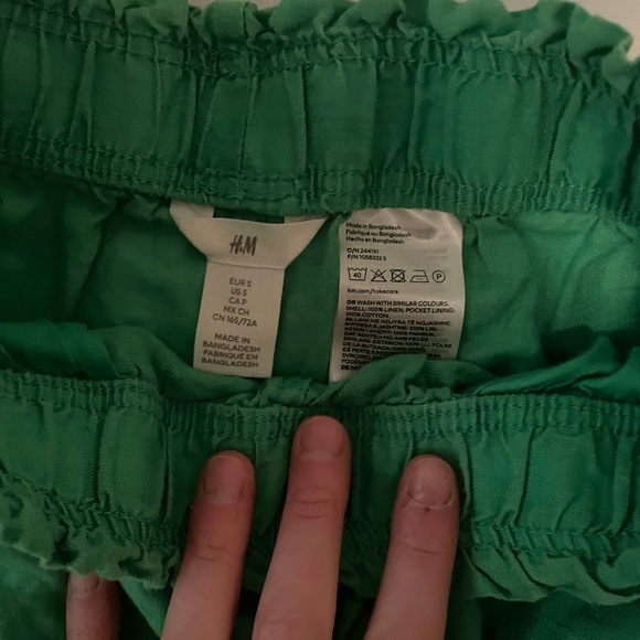 Green linen shorts with pockets - Picture 2 of 3